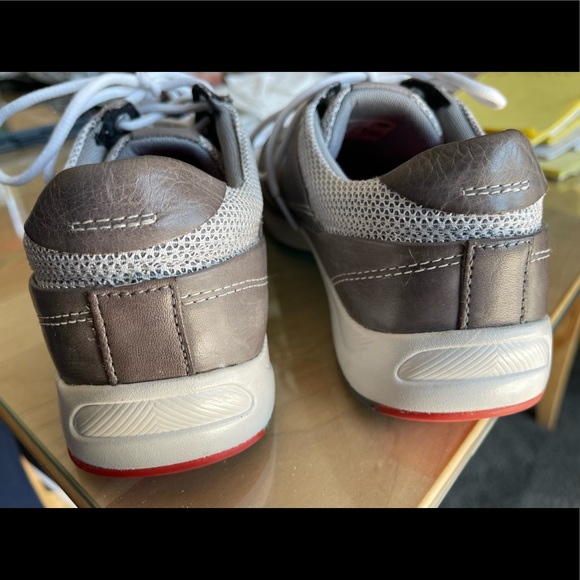 New Balance Limited Edition Gray leather Women’s 9 EUC cross trainers - Picture 9 of 11